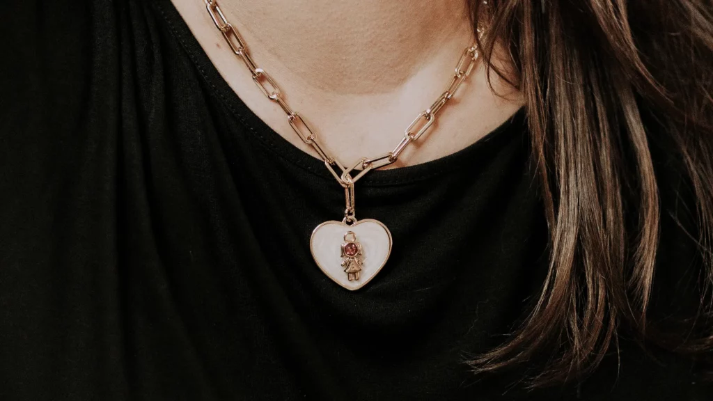 Curb chains as a necklace with pendant