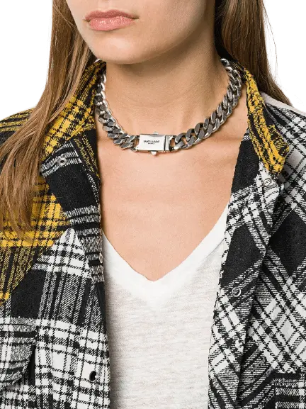 A women wearing a curb chain with printed top